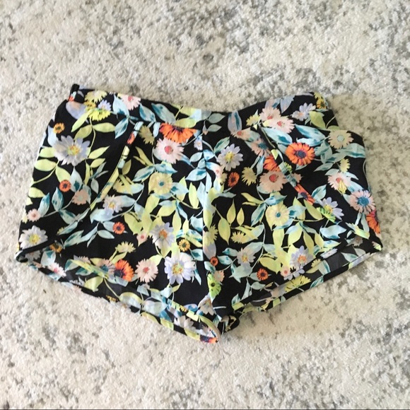 Volcom floral shorts - Picture 2 of 2